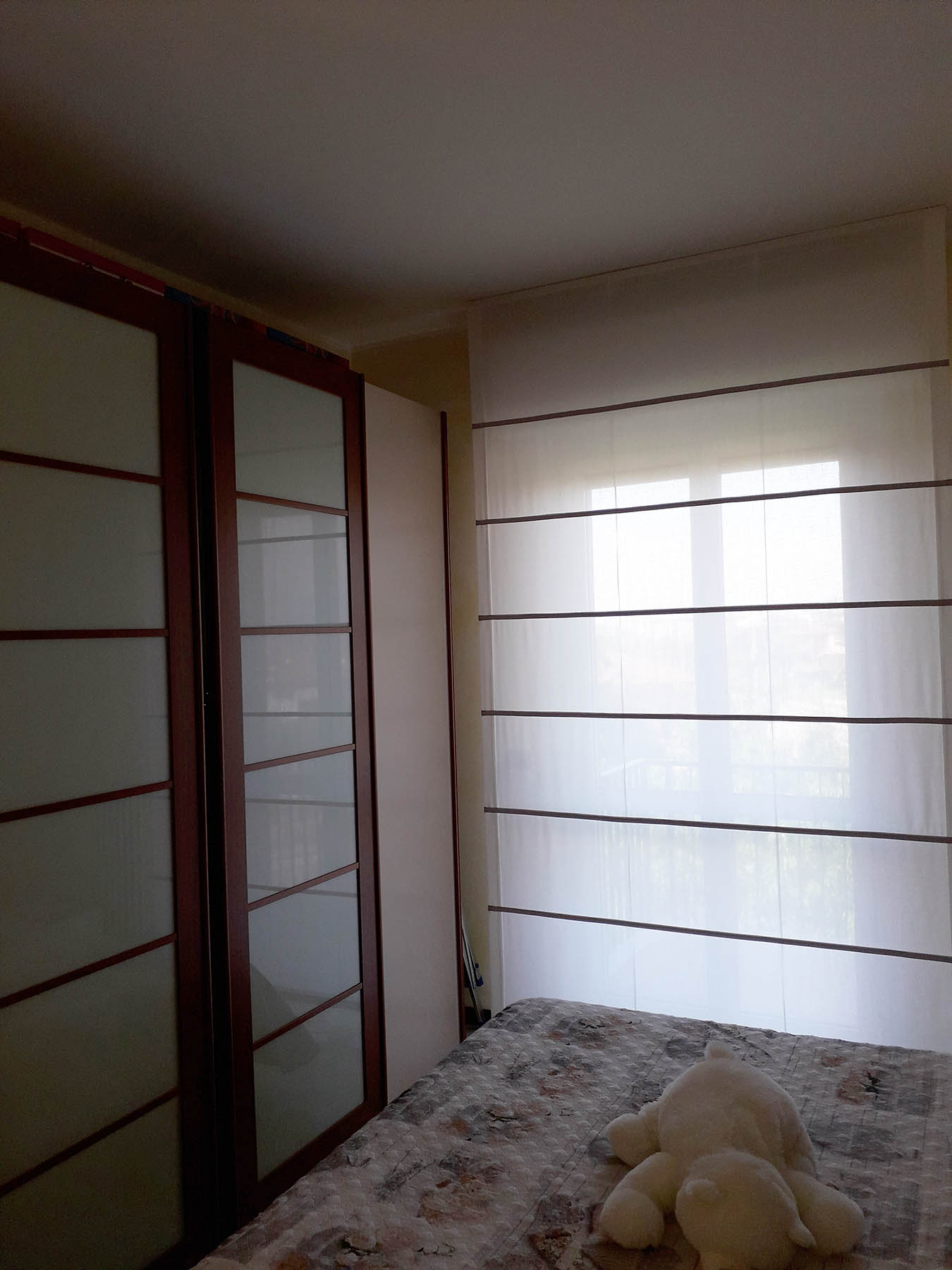 tende per porta finestra su misura con righe parallele al armadio